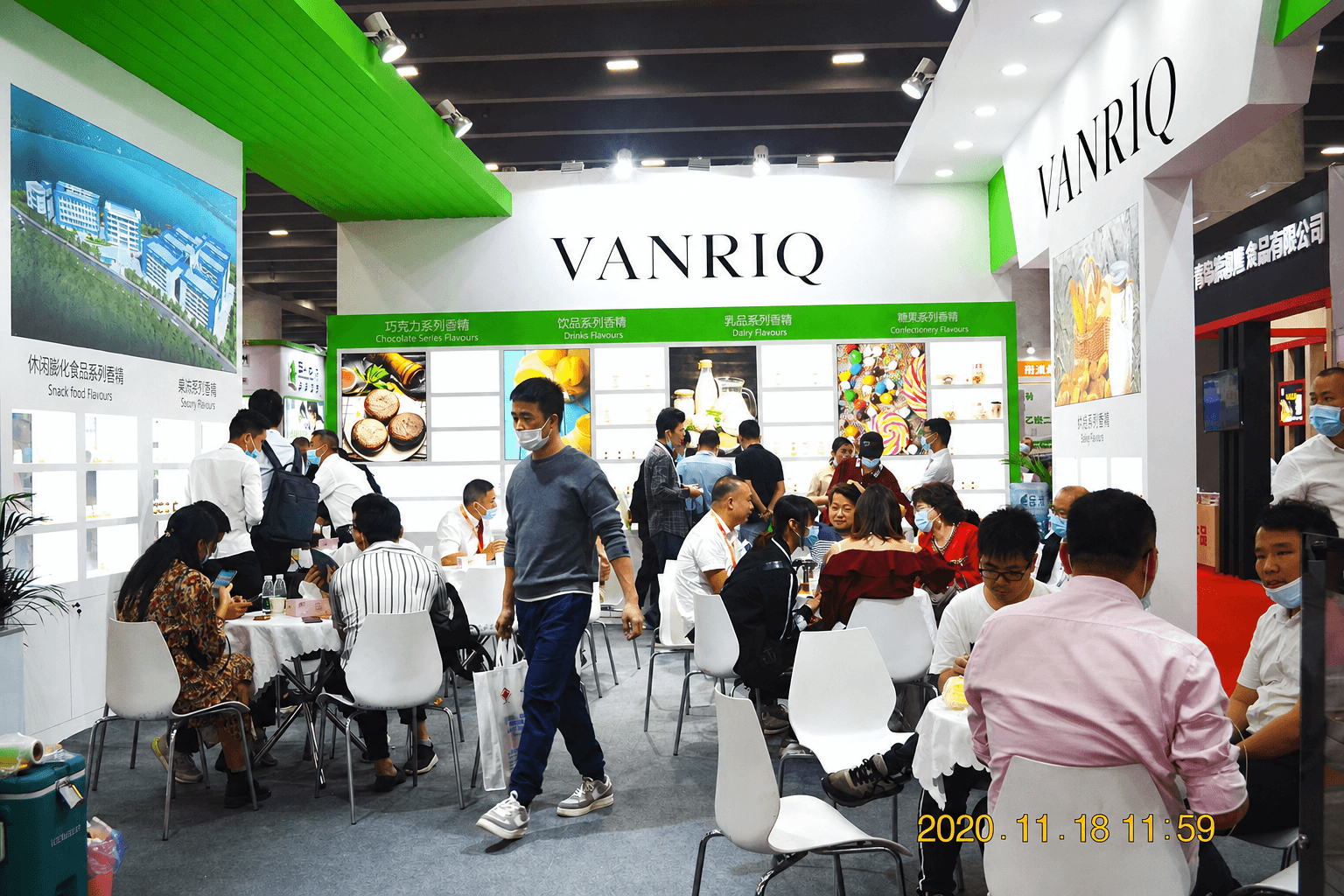 Visitors and flavor specialists meeting inside the Vanriq exhibition booth