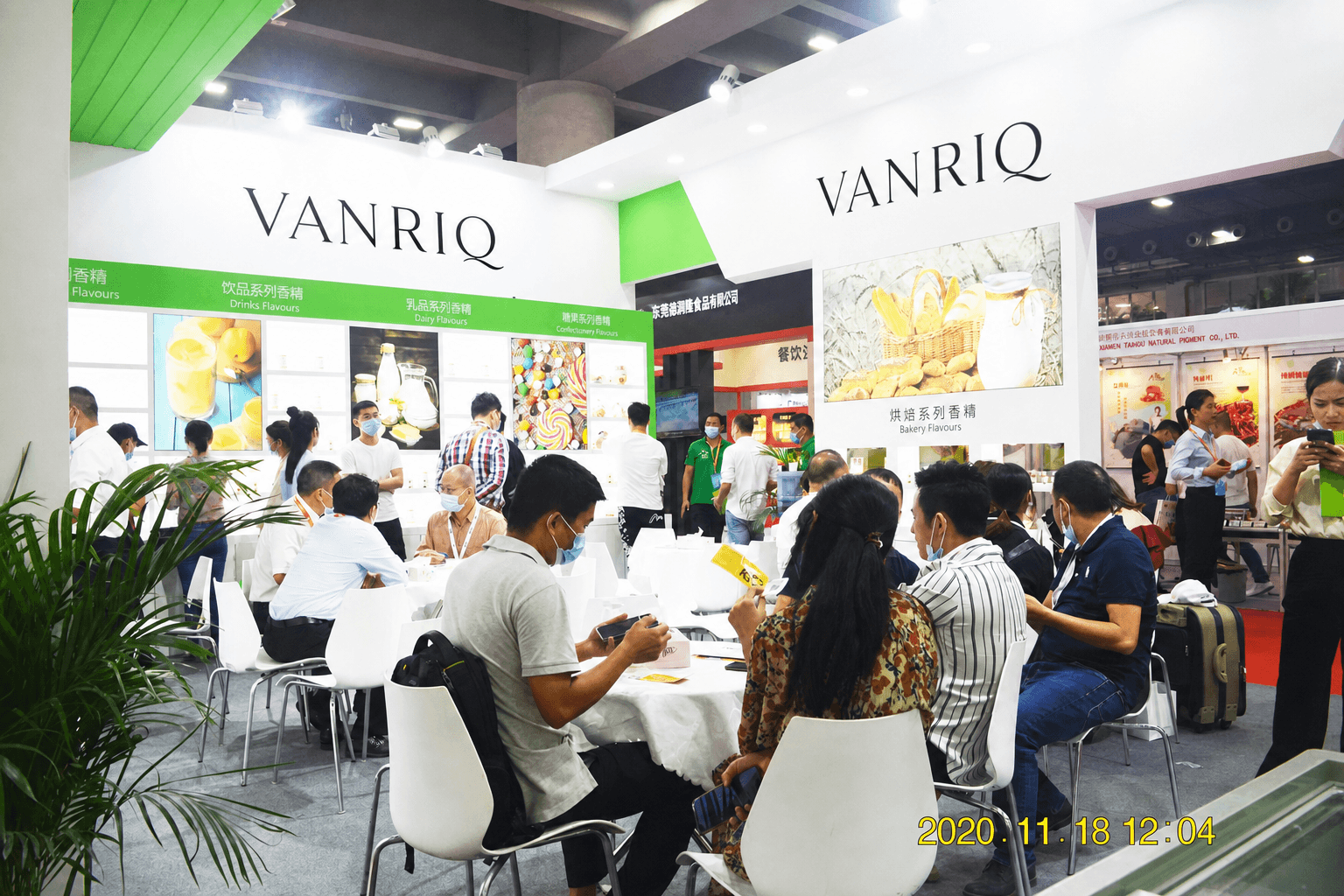 Food-industry clients in discussion at the Vanriq exhibition booth